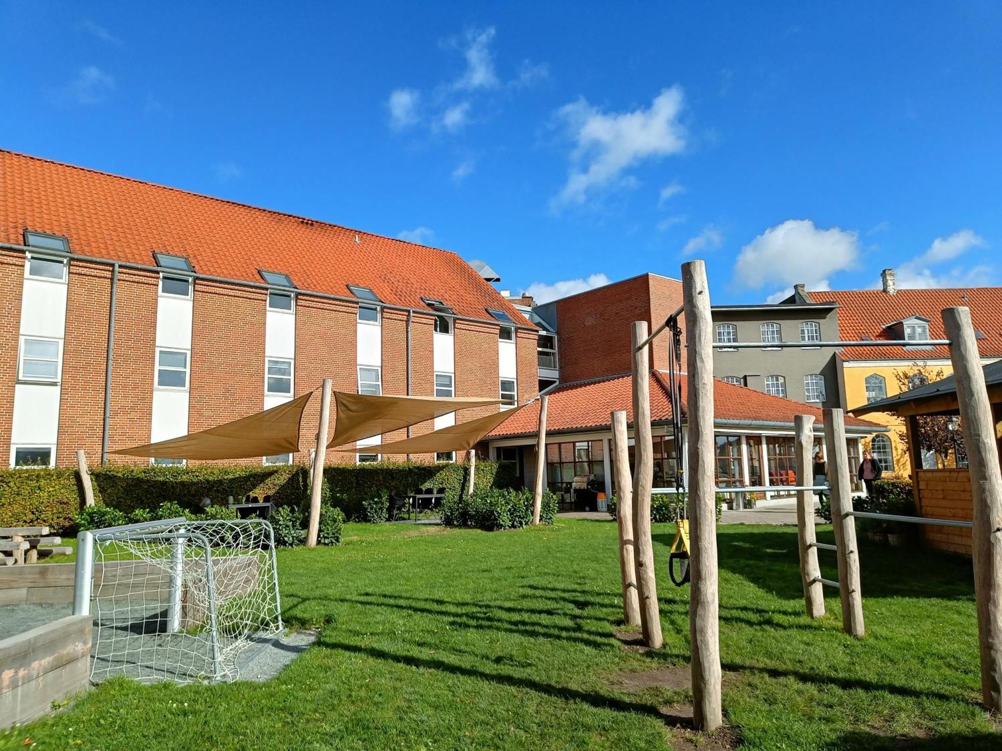 Stoberiet Hostel Svendborg Exterior photo The school's main building
