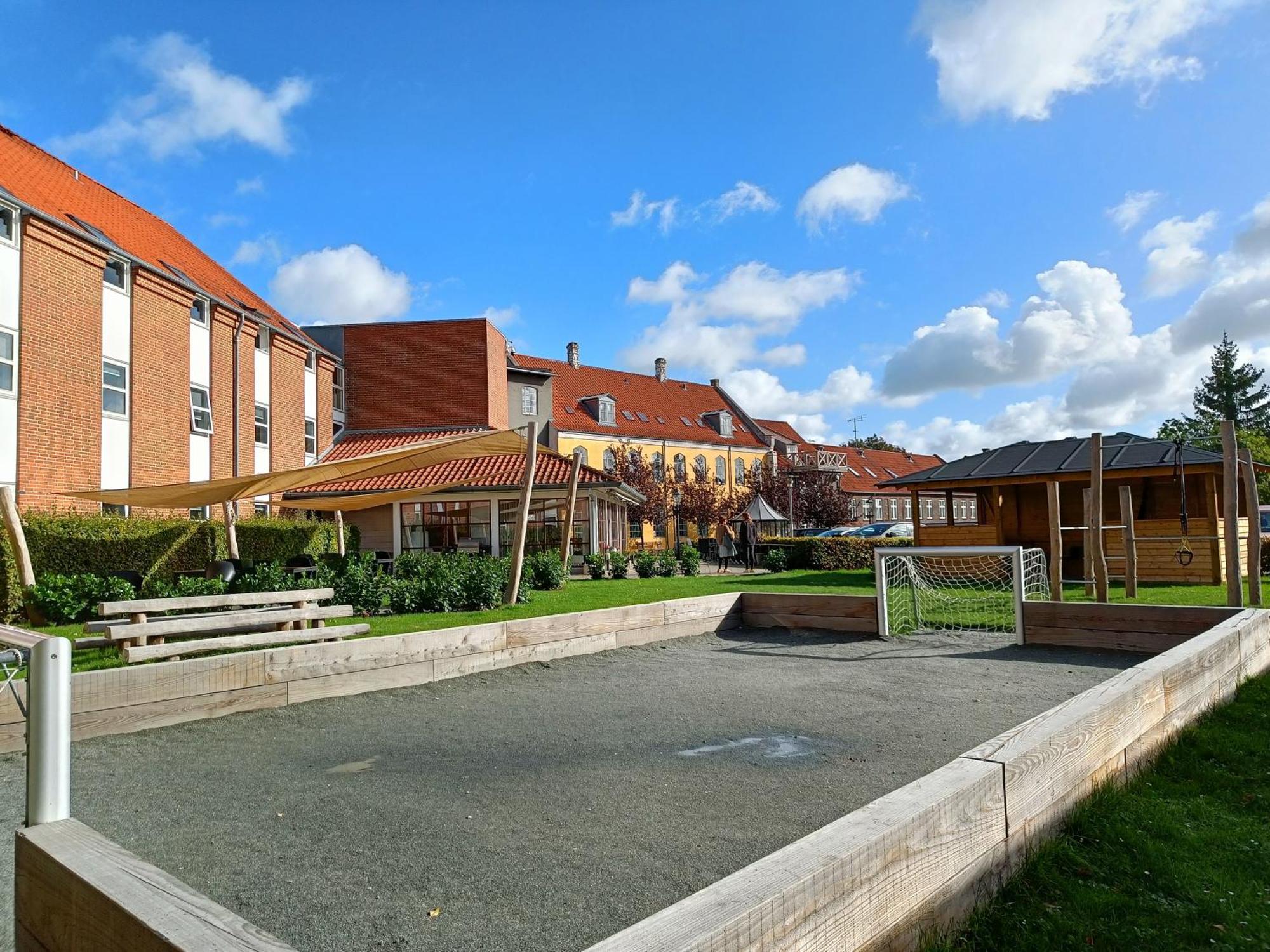 Stoberiet Hostel Svendborg Exterior photo The Pétanque court