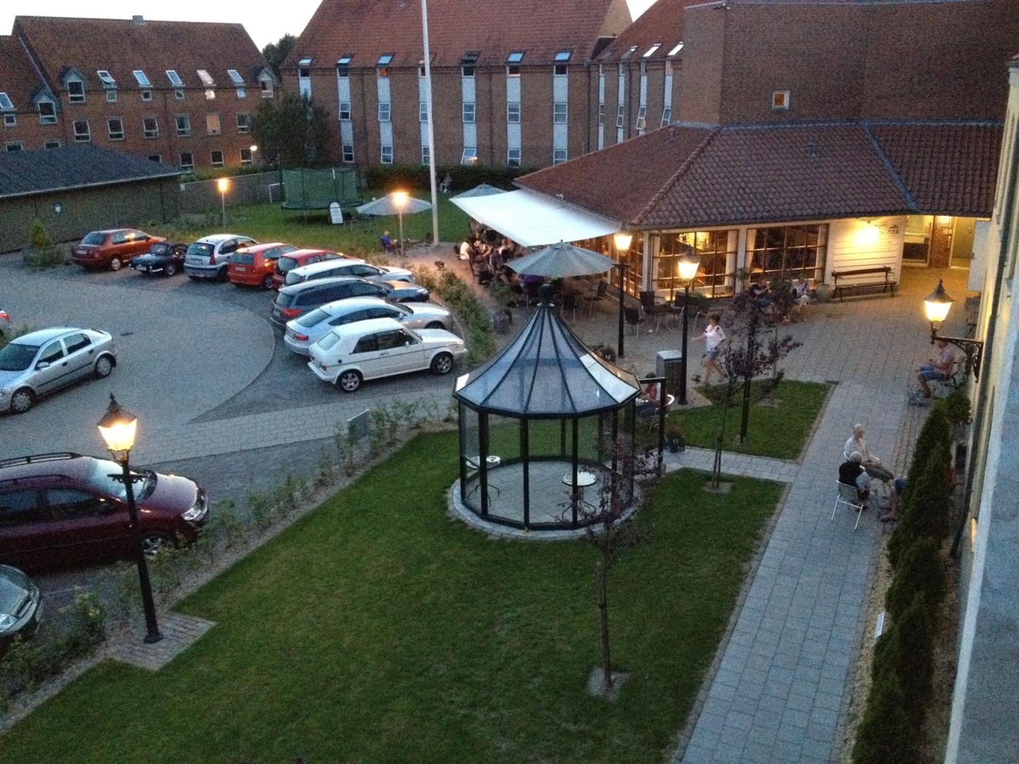 Stoberiet Hostel Svendborg Exterior photo The main building of the university