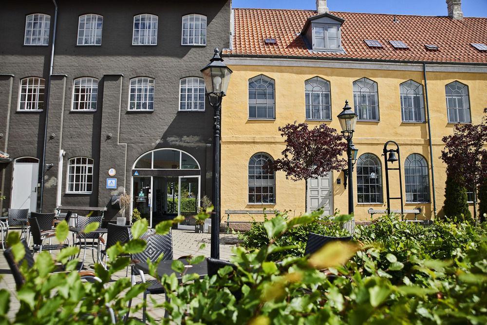 Stoberiet Hostel Svendborg Exterior photo The Yellow House