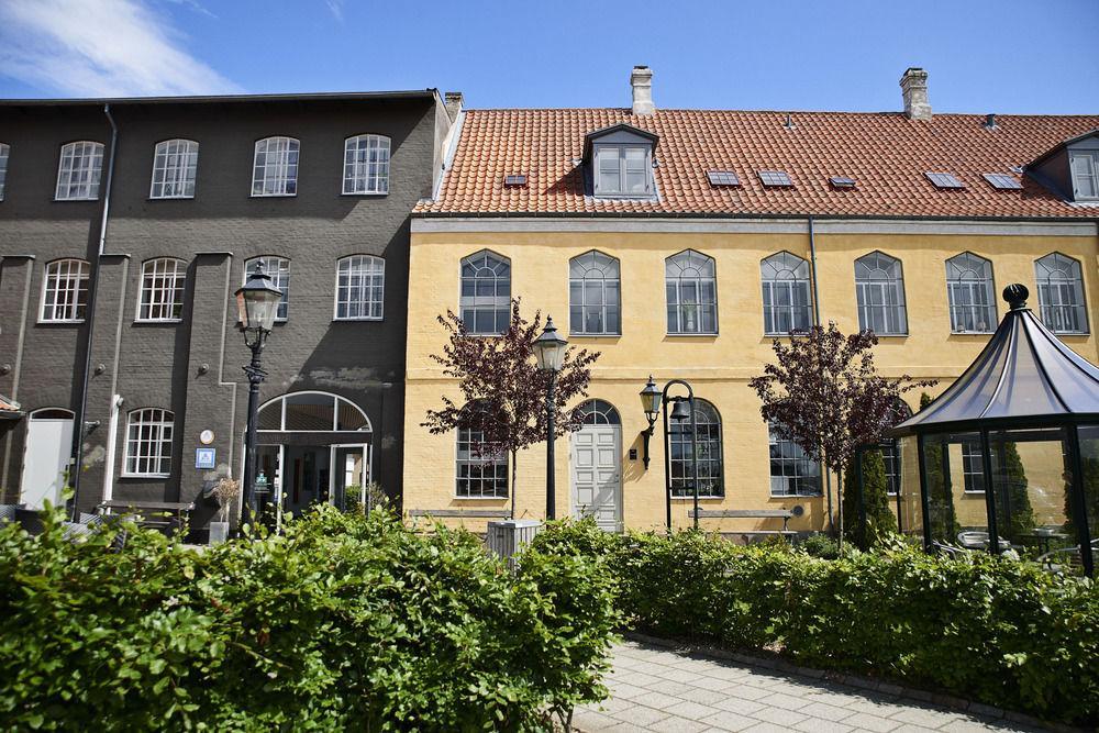Stoberiet Hostel Svendborg Exterior photo The Yellow House