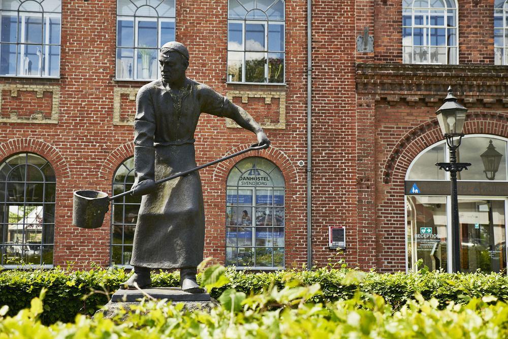 Stoberiet Hostel Svendborg Exterior photo The statue of Mary Shelley in front of the school